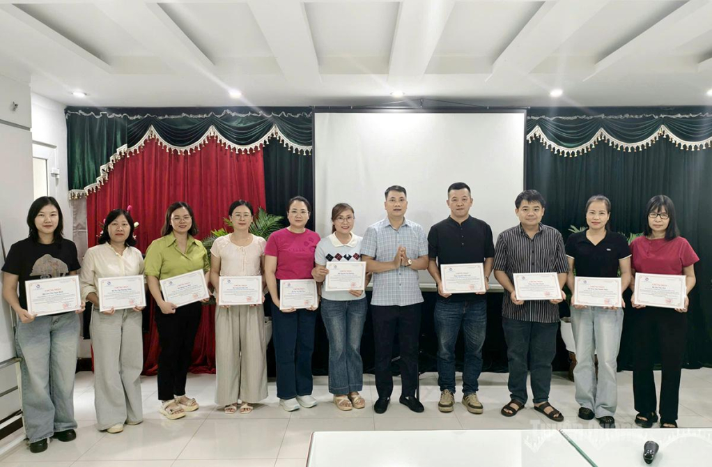 Lãnh đạo Hội Nhà báo tỉnh trao chứng chỉ cho các học viên.
