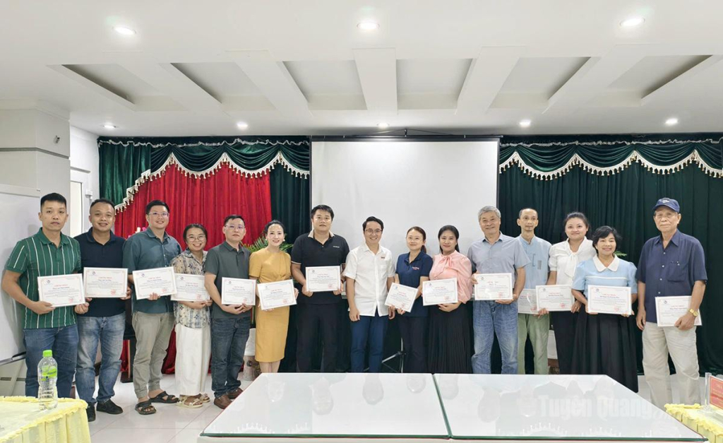 Nhà báo Đỗ Thiện trao chứng chỉ cho các học viên.