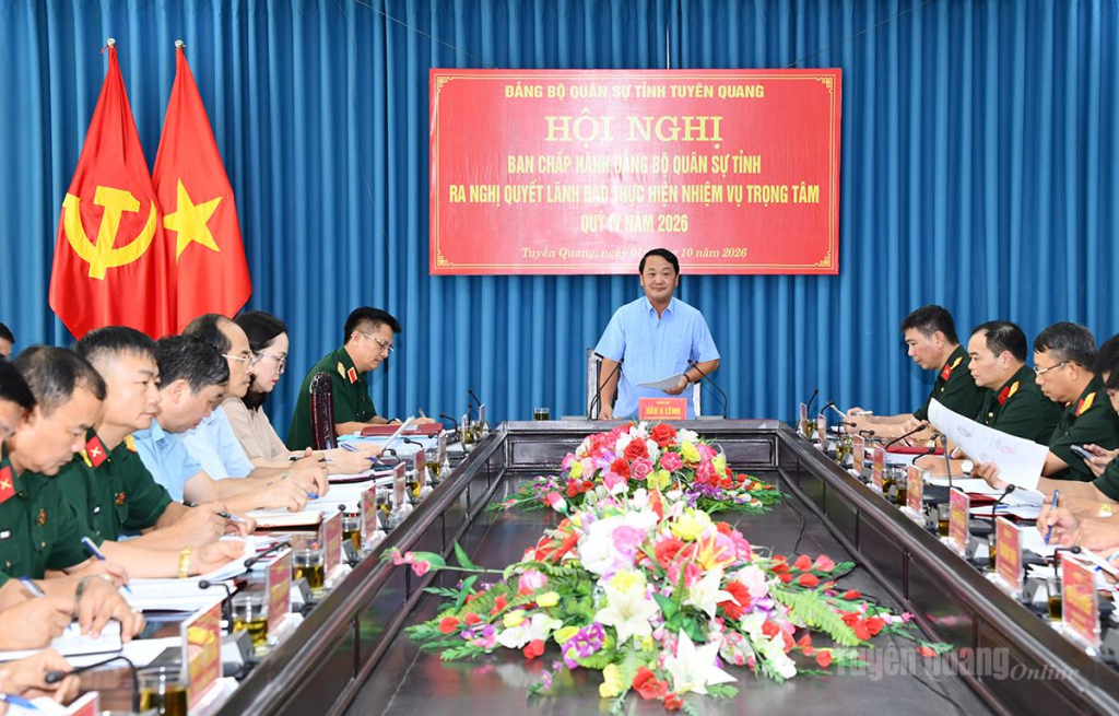Đồng chí Hầu A Lềnh, Bí thư Tỉnh ủy, Bí thư Đảng ủy Quân sự tỉnh chủ trì hội nghị.