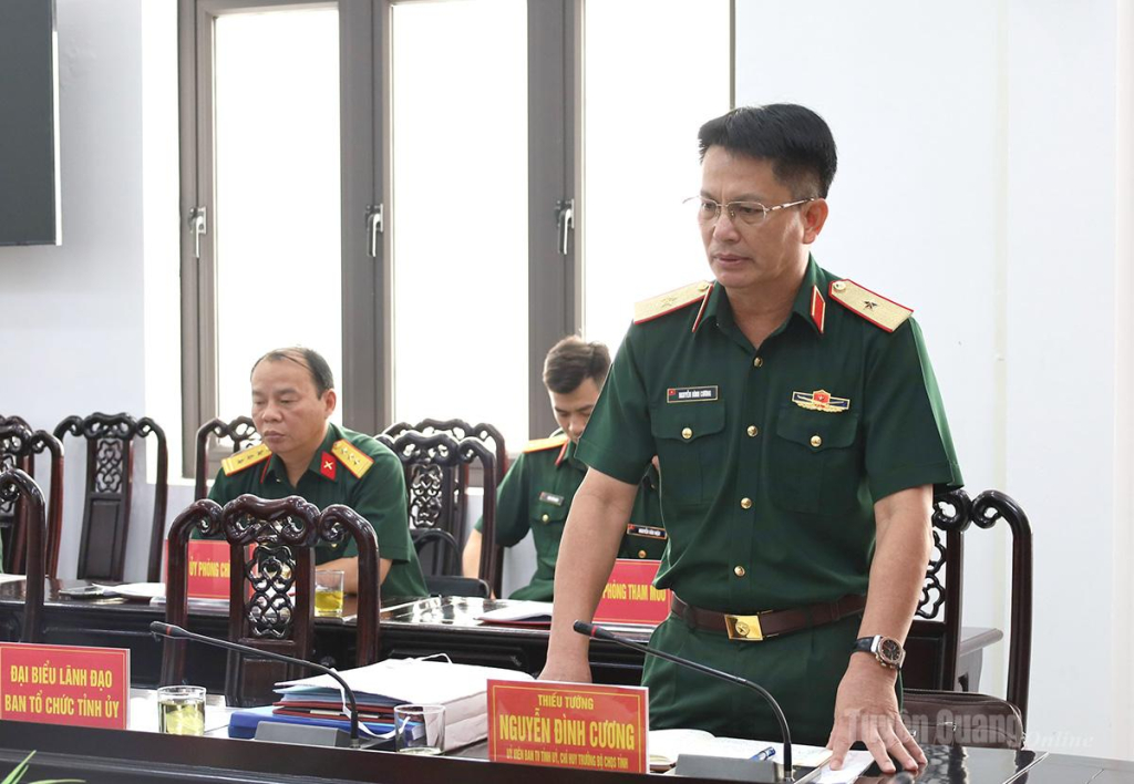 Thiếu tướng Nguyễn Đình Cương, Chỉ huy trưởng Bộ CHQS tỉnh phát biểu tại hội nghị.
