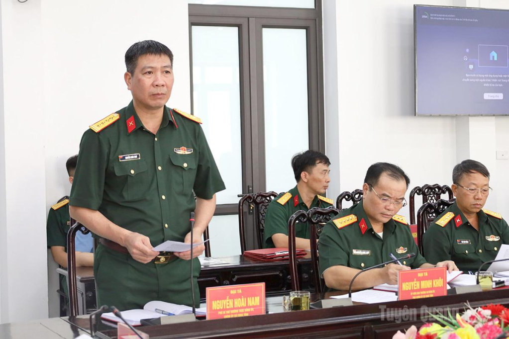 Đại tá Nguyễn Hoài Nam, Chính ủy Bộ CHQS tỉnh phát biểu tại hội nghị.