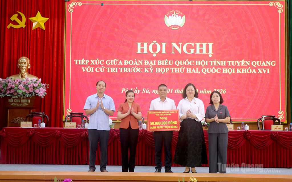 Đoàn ĐBQH khoá XVI tỉnh Tuyên Quang trao quà cho xã Pà Vầy Sủ.