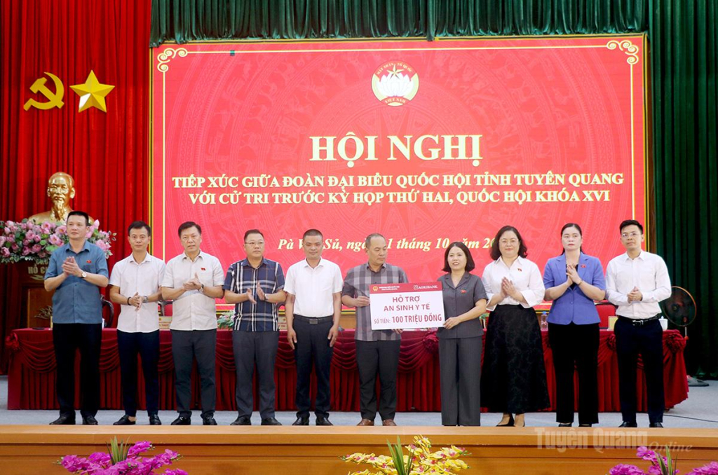 Đoàn ĐBQH khoá XVI tỉnh Tuyên Quang phối hợp với Agribank Chi nhánh Tuyên Quang trao quà cho các xã Pà Vẩy Sủ, Xín Mần, Nấm Dẩn, Quảng Nguyên.