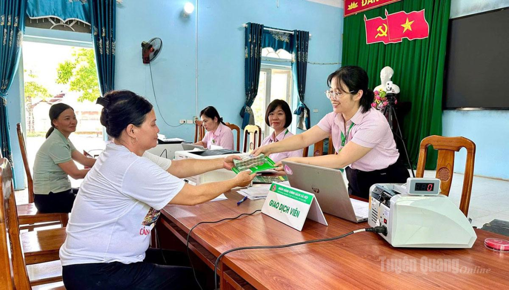 Ngân hàng chính sách xã hội Hà Giang giải ngân vốn cho người dân vay phát triển sản xuất, kinh doanh.