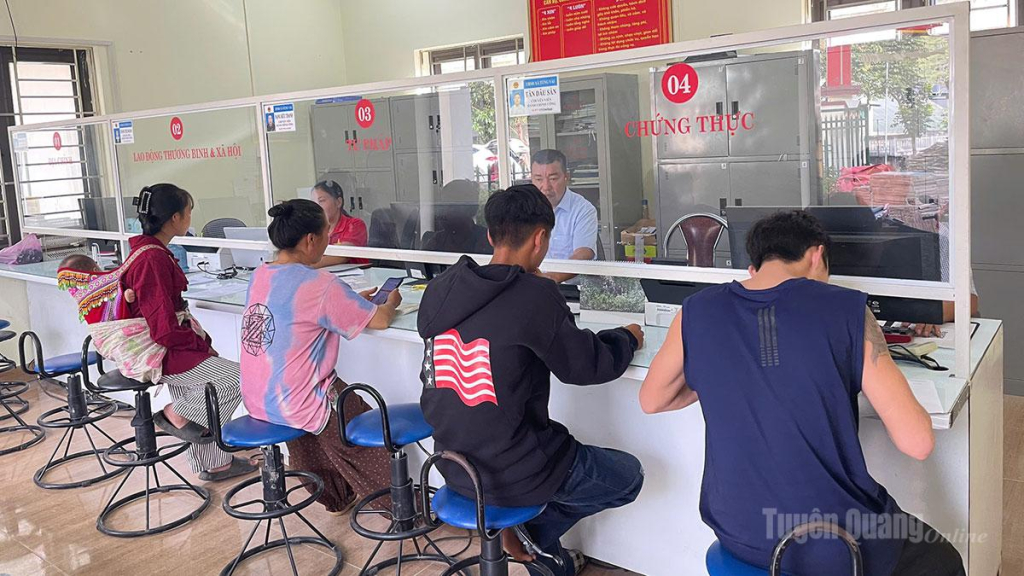 Giải quyết thủ tục hành chính cho nhân dân tại Trung tâm Phục vụ hành chính công xã Tùng Vài.