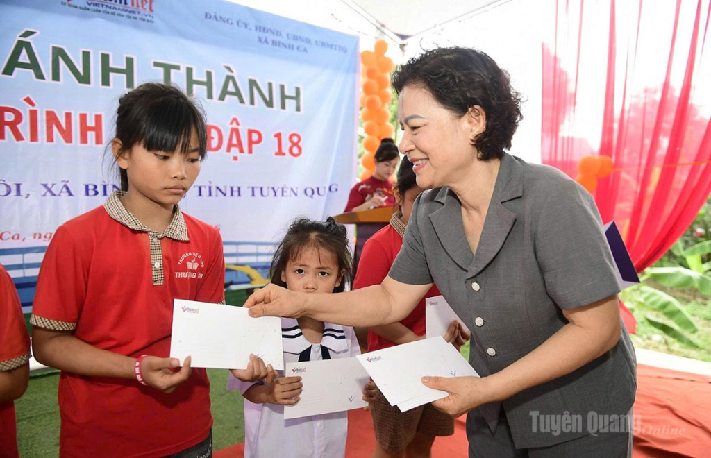 Đồng chí Vũ Thị Bích Việt, Chủ tịch Hội Khuyến học tỉnh trao học bổng cho học sinh nghèo vượt khó xã Bình Ca.