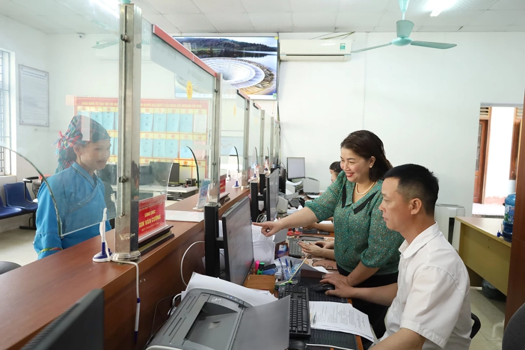 Cán bộ xã Hoàng Su Phì từng bước làm chủ công nghệ.