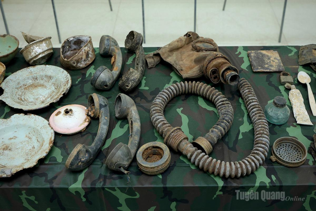 Mặt nạ phòng độc; Điện đài thông tin.