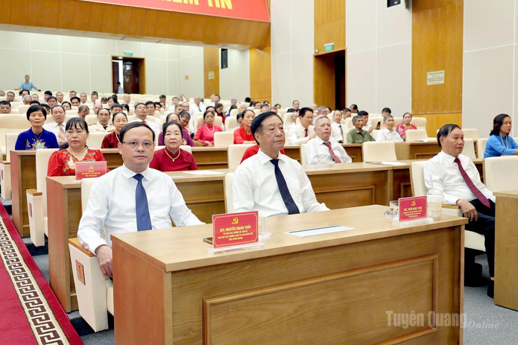 Đồng chí Nguyễn Mạnh Tuấn, Phó Chủ tịch Thường trực UBND tỉnh và các đại biểu dự buổi lễ.