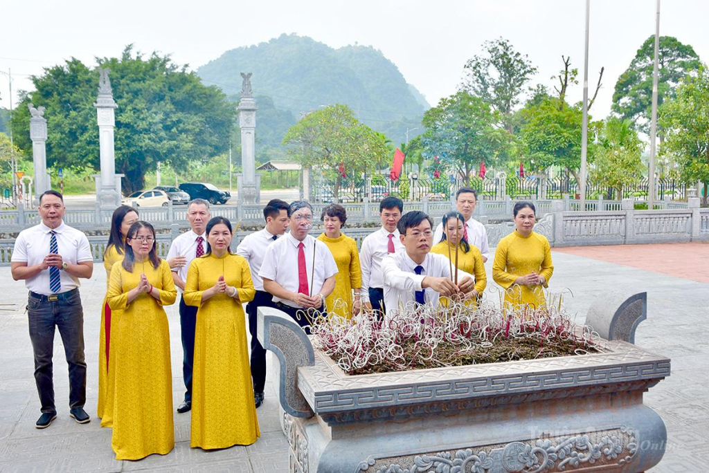 Đoàn công tác Ban Tuyên giáo Tỉnh ủy do đồng chí Nguyễn Lam Sơn, Ủy viên BCH Đảng bộ tỉnh, Phó Trưởng ban Thường trực Ban Tuyên giáo Tỉnh ủy làm Trưởng đoàn tổ chức Lễ dâng hương tưởng nhớ nhân dịp kỷ niệm 106 năm Ngày sinh của đồng chí Tố Hữu.