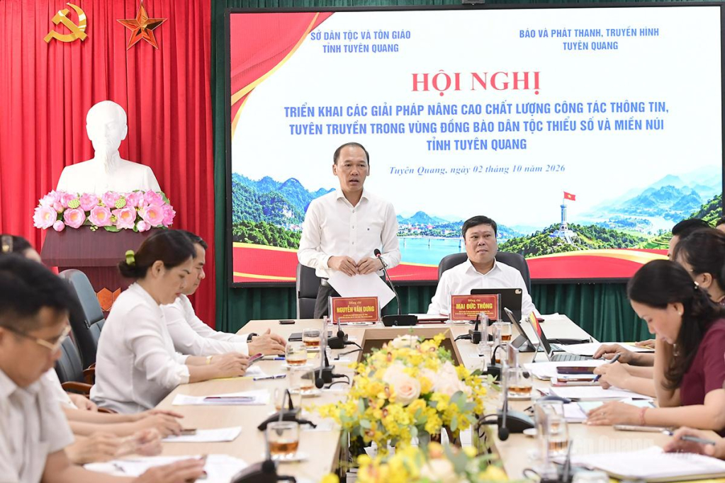 Đồng chí Nguyễn Văn Dưng, Ủy viên BCH Đảng bộ tỉnh, Giám đốc Sở Dân tộc và Tôn giáo tỉnh phát biểu tại hội nghị.