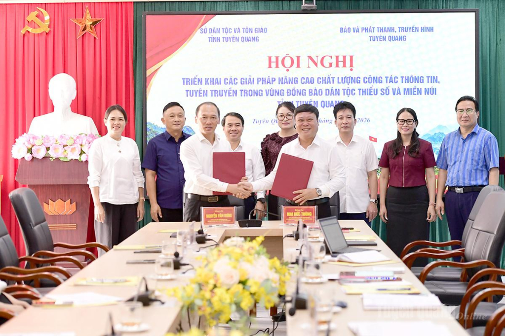 Thay ảnh: Lãnh đạo Báo và phát thanh, truyền hình Tuyên Quang, Sở Dân tộc và Tôn giáo ký kết tuyên truyền vùng đồng bào Dân tộc thiểu số và miền núi trên địa bàn tỉnh.