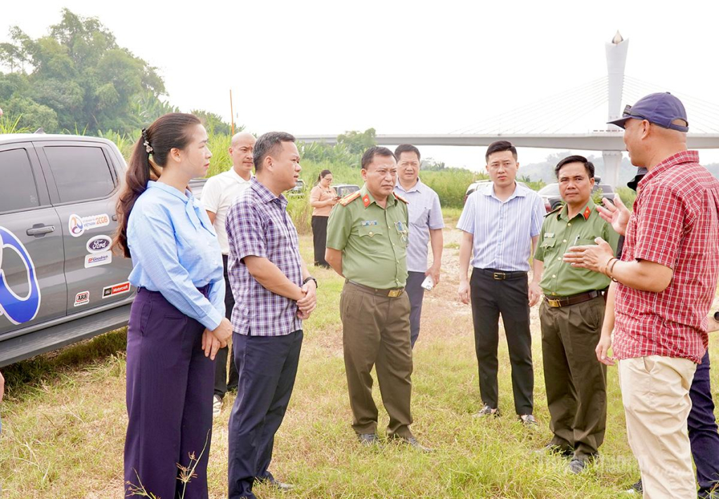 Phó Chủ tịch UBND tỉnh Đỗ Hùng Đức cùng Ban Tổ chức kiểm tra điều kiện tại địa điểm tổ chức giải đấu.