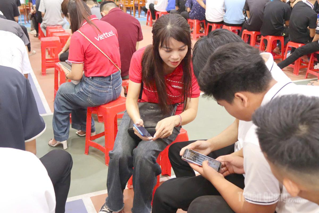 Cán bộ Viettel hướng dẫn sinh viên kỹ năng sử dụng trí tuệ nhân tạo phục vụ học tập.
