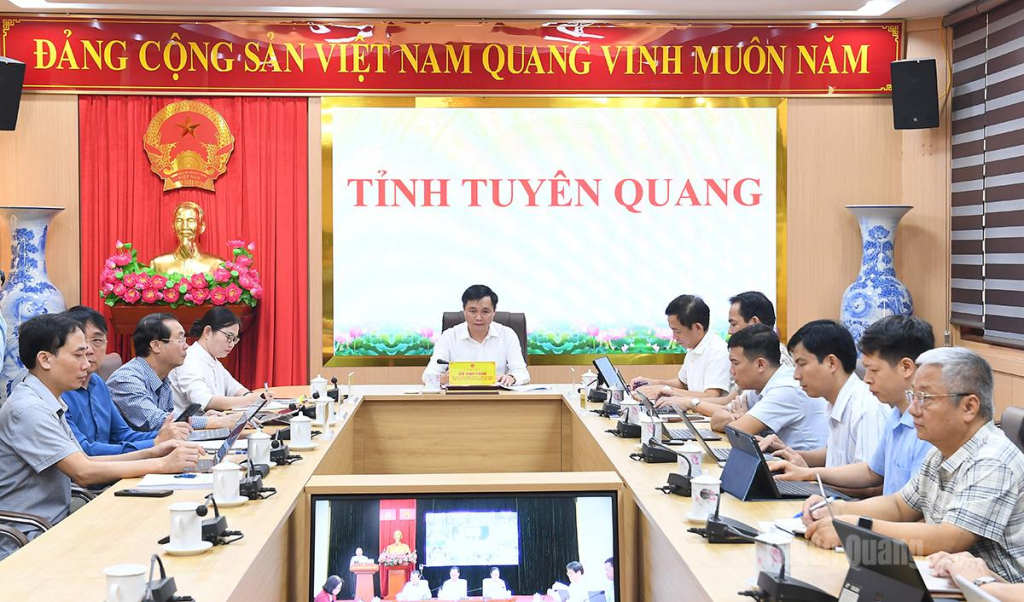 Đồng chí Phó Chủ tịch UBND tỉnh Đỗ Anh Tuấn và các đại biểu dự hội nghị tại điểm cầu tỉnh Tuyên Quang.