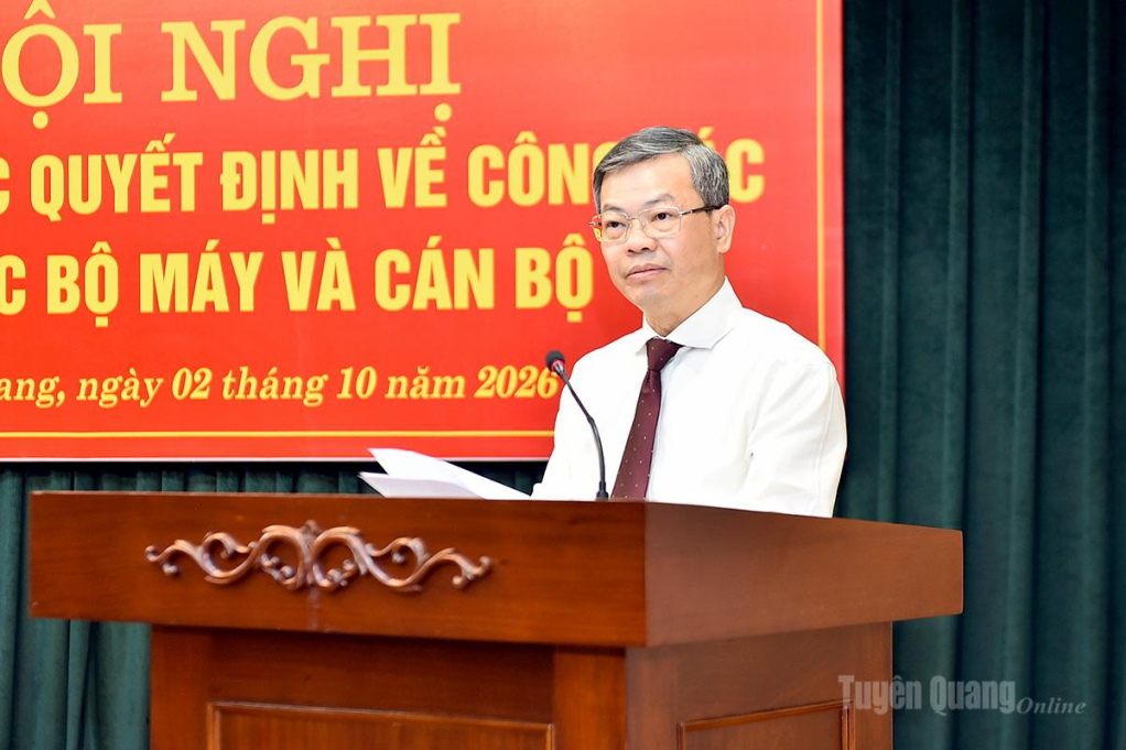 Đồng chí Nguyễn Văn Sơn, Chủ tịch HĐND tỉnh phát biểu nhận nhiệm vụ.