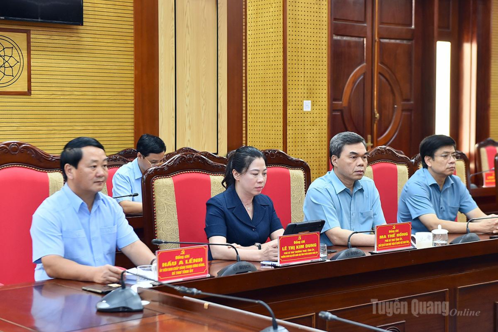 Các đồng chí Thường trực Tỉnh ủy và đại biểu dự hội nghị.