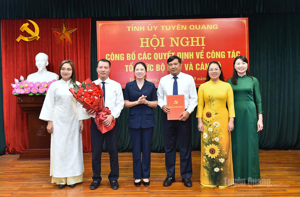 Đồng chí Phó Bí thư Thường trực Tỉnh ủy Lê Thị Kim Dung trao quyết định và tặng hoa các đồng chí Ủy viên Ủy ban Kiểm tra Đảng ủy HĐND tỉnh.