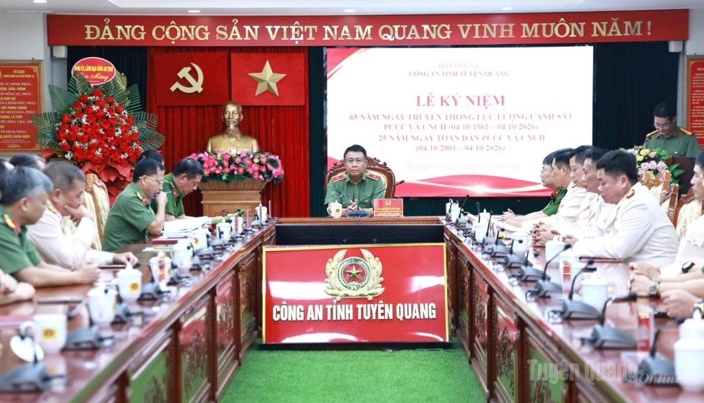 Các đại biểu dự Lễ kỷ niệm 65 năm Ngày truyền thống lực lượng Cảnh sát phòng cháy, chữa cháy và cứu nạn, cứu hộ.