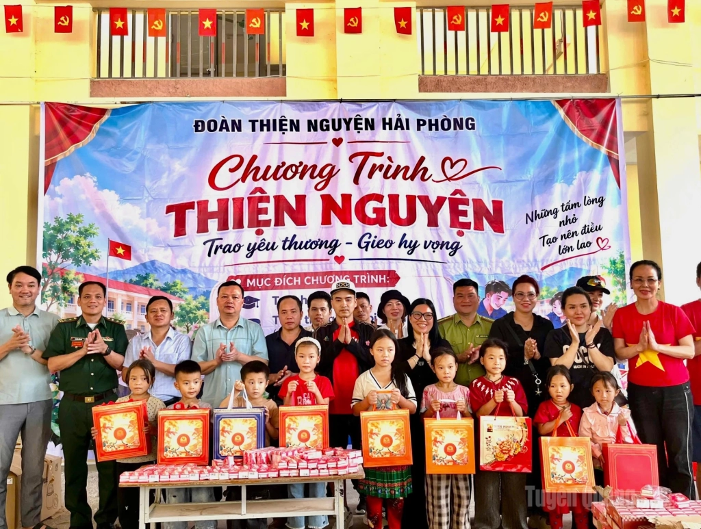 Đoàn thiện nguyện đã trao nhiều phần quà ý nghĩa cho học sinh Trường PTDT bán trú Tiểu học và THCS Sơn Vĩ.