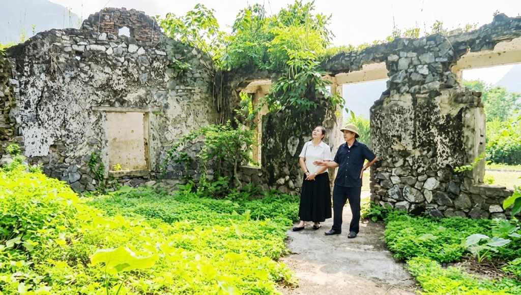 Du khách tìm hiểu lịch sử làng Pinh.