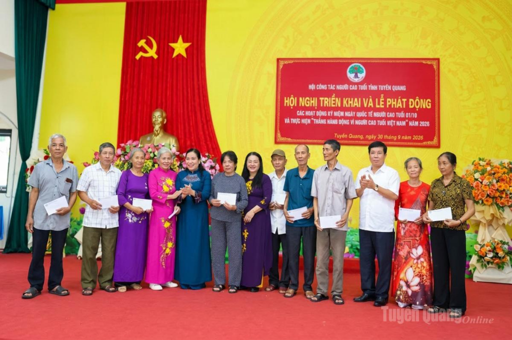 Tặng quà cho NCT có hoàn cảnh khó khăn nhân Tháng Hành động vì người cao tuổi Việt Nam năm 2026. Ảnh: Lê Hảo