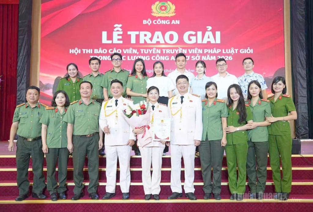 Đội thi Công an tỉnh Tuyên Quang tại lễ trao giải Hội thi Báo cáo viên, tuyên truyền viên pháp luật giỏi năm 2026.