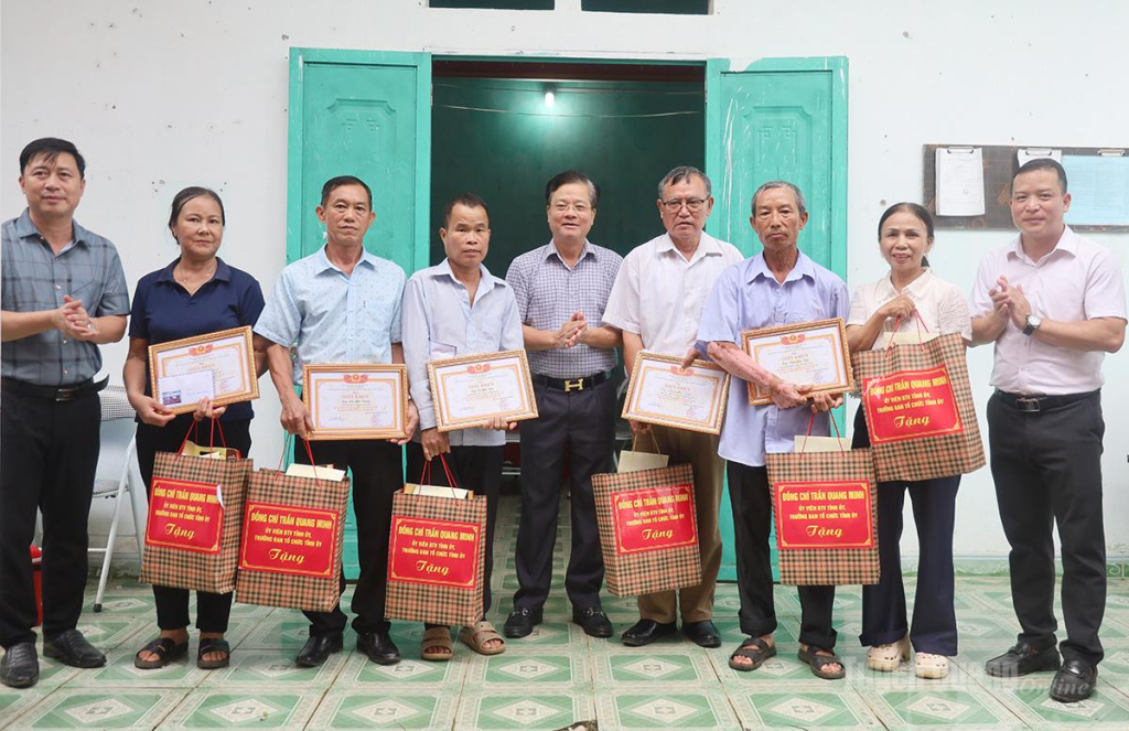 Đồng chí Trưởng ban Tổ chức Tỉnh ủy và lãnh đạo xã Đồng Tâm tặng quà và khen thưởng các hộ dân hiên đất làm cầu tại thôn Đoàn Kết.