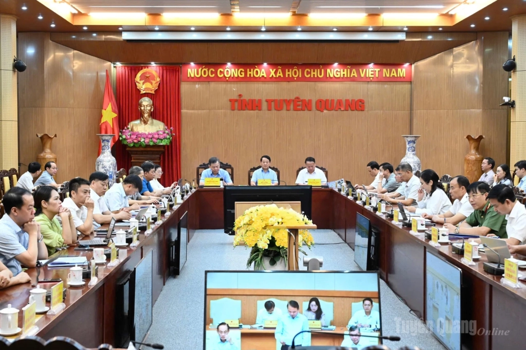 Các đồng chí: Hầu A Lềnh, Ủy viên BCH Trung ương Đảng, Bí thư Tỉnh ủy; Nguyễn Văn Sơn, Phó Bí thư Tỉnh ủy, Chủ tịch HĐND tỉnh; Phan Huy Ngọc, Phó Bí thư Tỉnh ủy, Chủ tịch UBND tỉnh chủ trì phiên họp tại điểm cầu Tuyên Quang.