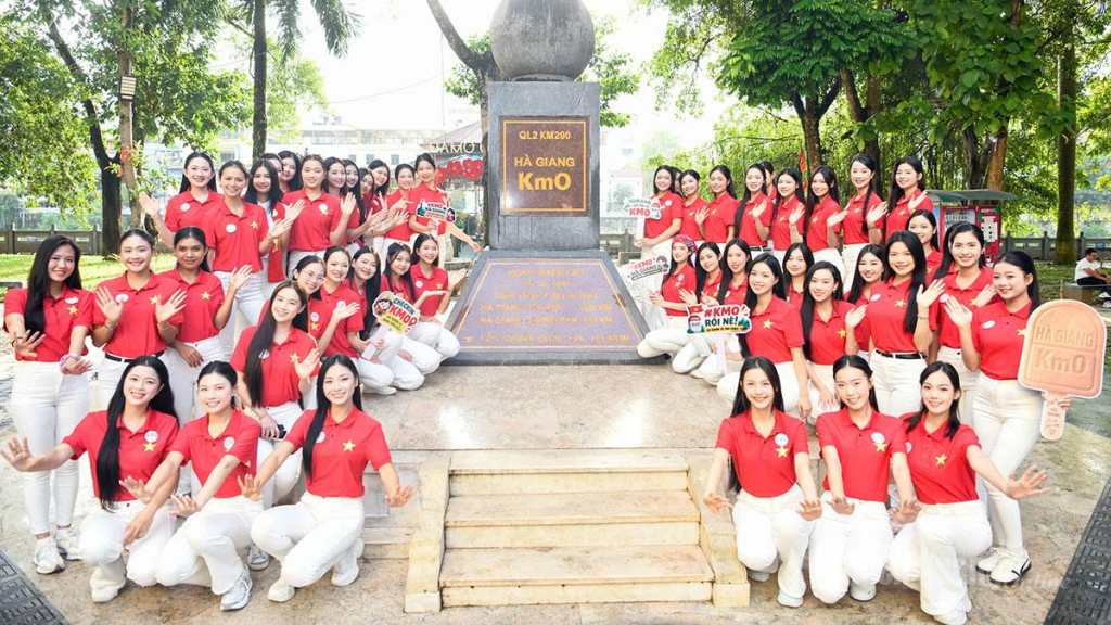  Các người đẹp chụp ảnh lưu niệm tại Hà Giang Km0,  điểm khởi đầu hành trình  khám phá miền cực Bắc.
