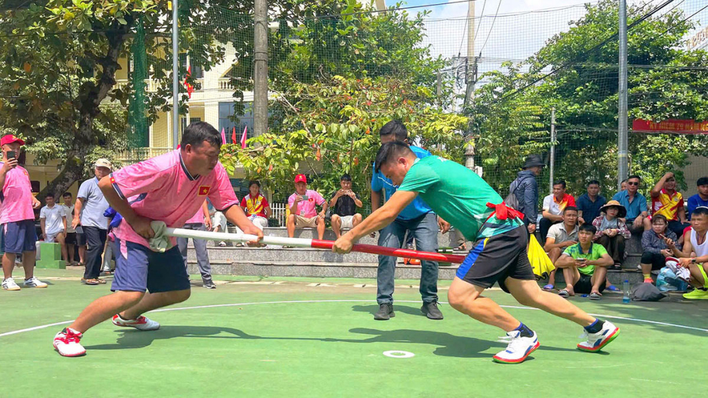 Các VĐV tranh tài quyết liệt ở nội dung đẩy gậy hạng cân 60 - 65kg, tranh Huy chương Vàng.