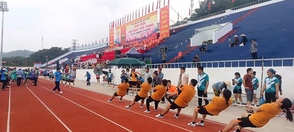 Sức mạnh và tinh thần đoàn kết được các VĐV thể hiện trong môn thi kéo co.