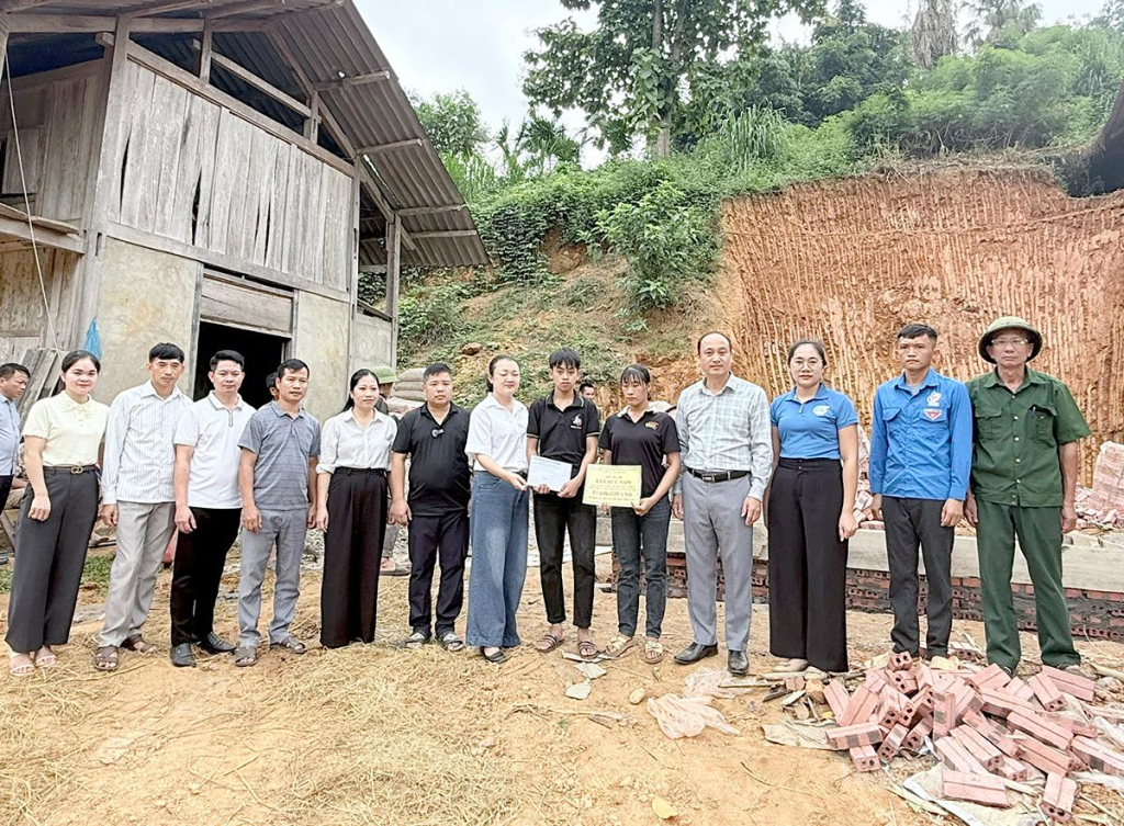 Báo và phát thanh, truyền hình Tuyên Quang trao kinh phí hỗ trợ cho em Bàn Đức Nam, lớp 8B, Trường TH và THCS Phú Bình, thôn Nà Bó.