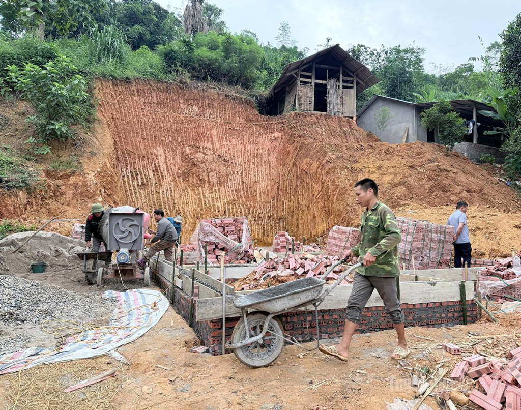 Ngôi nhà mới cho em Bàn Đức Nam đang được xây dựng.