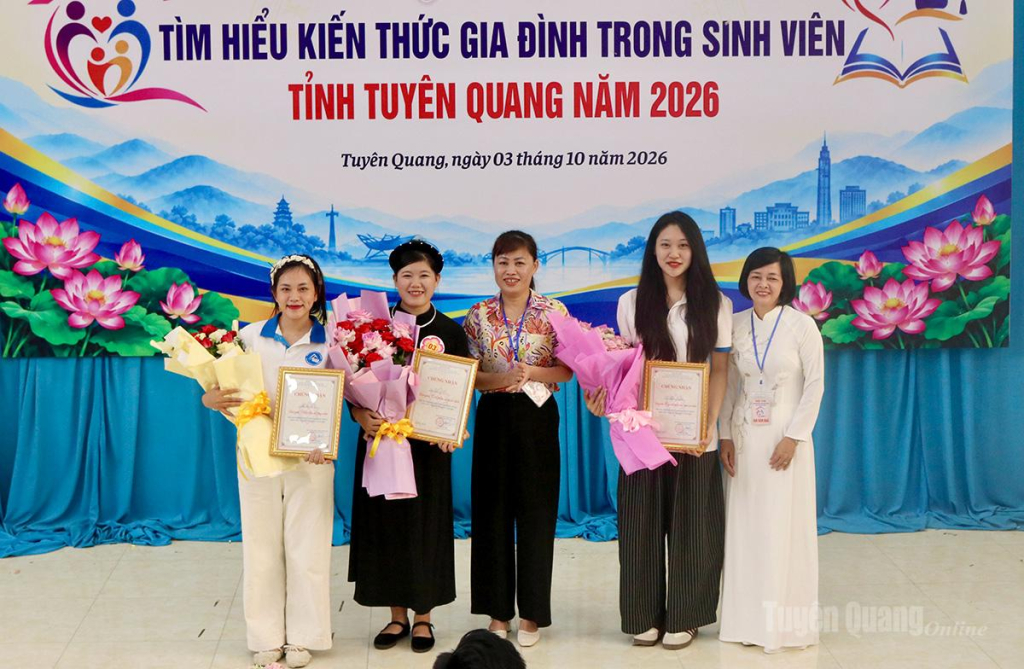 Ban tổ chức trao giải cho các nội dung xuất sắc nhất tại hội thi.