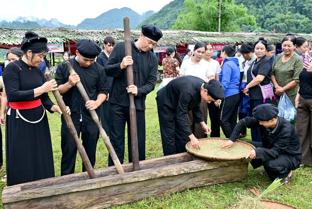 Hoạt động giã cốm diễn ra sôi nổi.