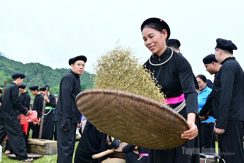 Cốm giã xong được sảy sạch vỏ.