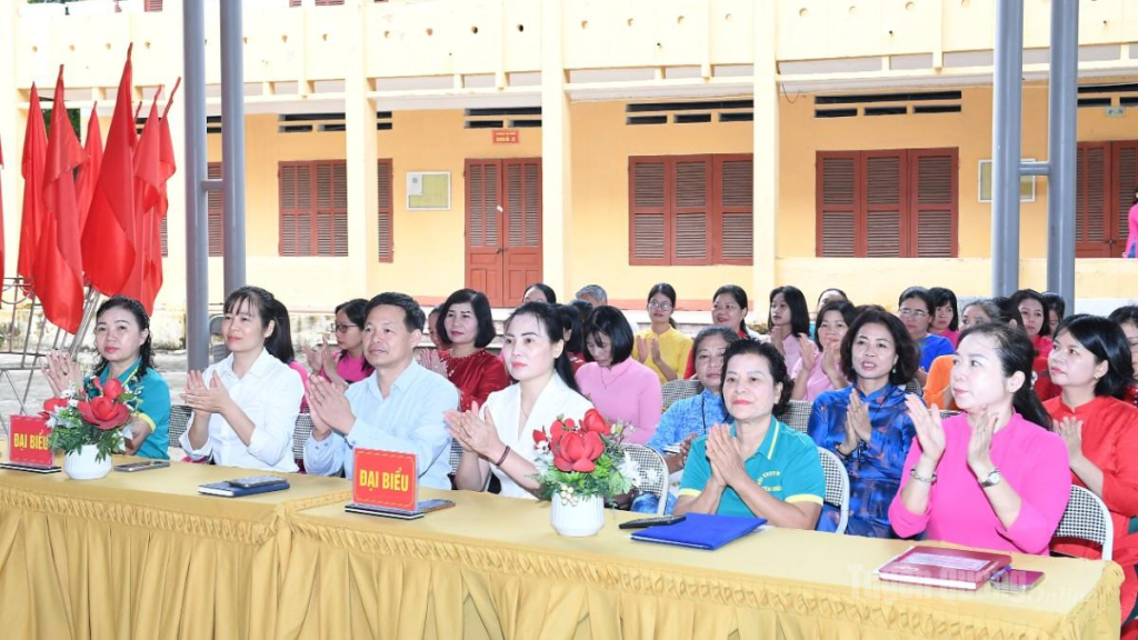 Các đại biểu dự lễ phát động hưởng ứng Tuần lễ học tập suốt đời.