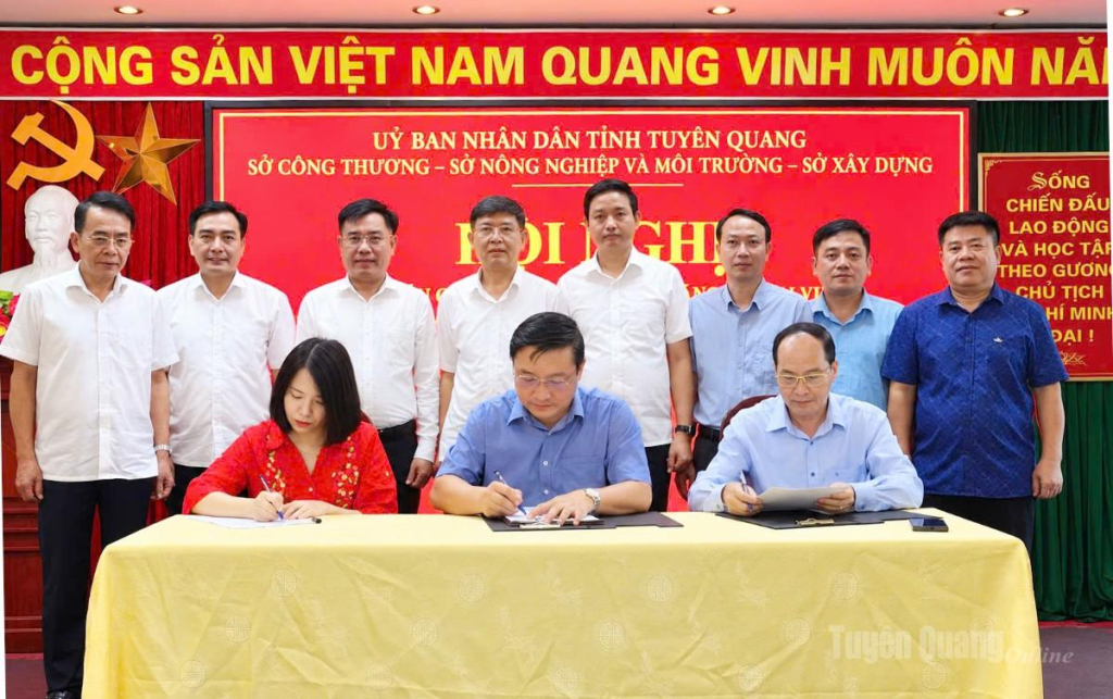Các sở ký biên bản chuyển giao, tiếp nhận chức năng, nhiệm vụ, quyền hạn tham mưu quản lý nhà nước về địa chất, khoáng sản.