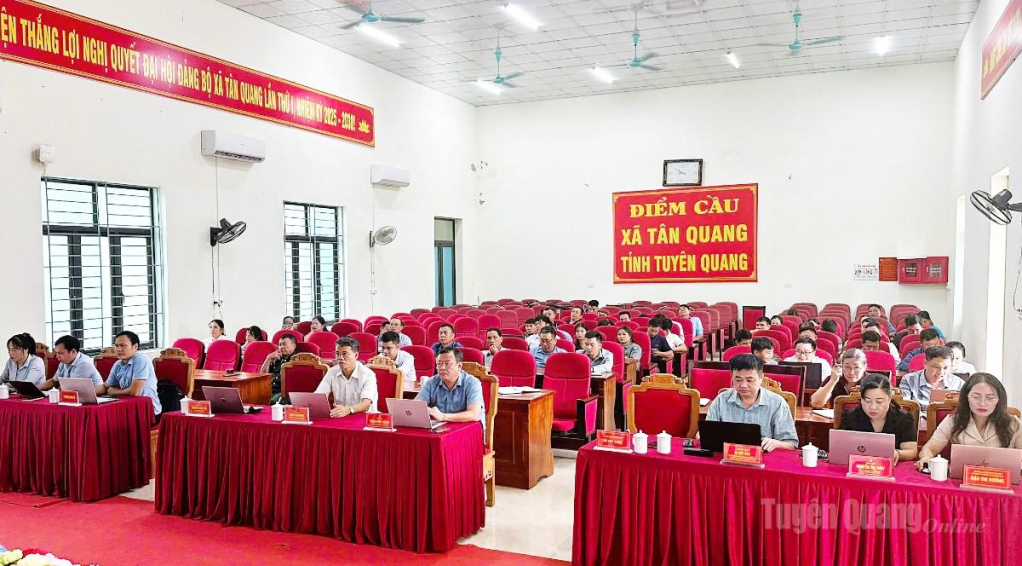 Đội ngũ cán bộ, công chức, tuyên truyền viên pháp luật, hòa giải viên và những người tham gia công tác pháp luật xã Tân Quang tham dự hội nghị.