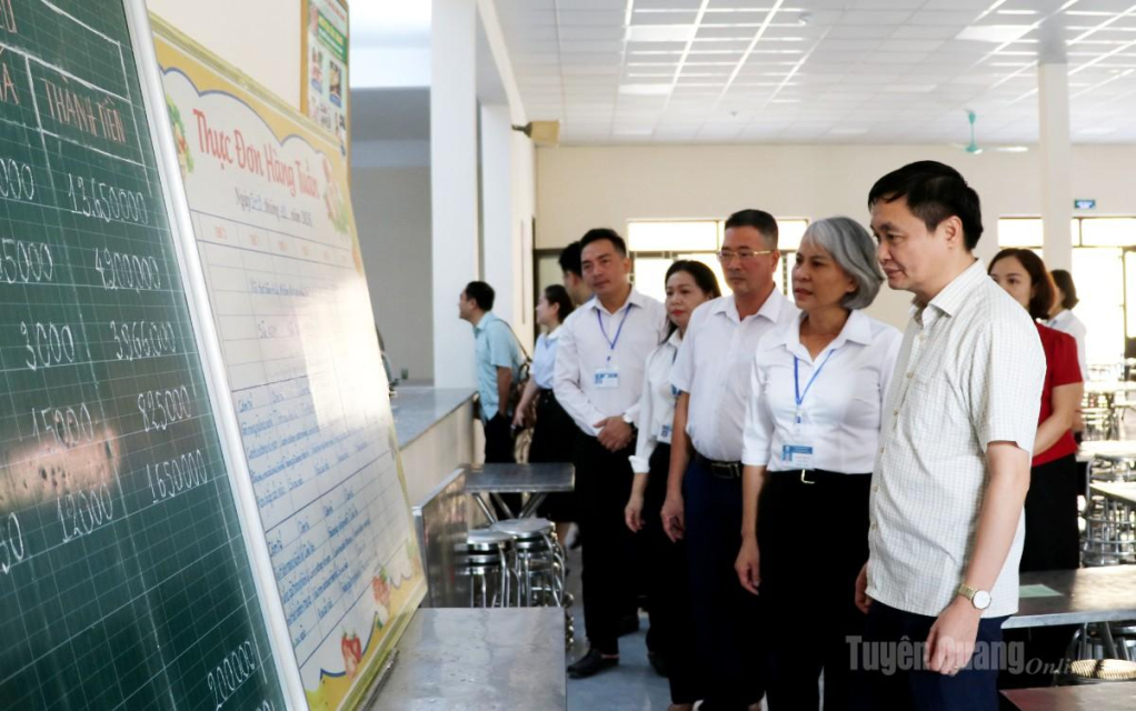 Phó Chủ tịch UBND tỉnh Đỗ Anh Tuấn kiểm tra thực đơn và chất lượng bữa ăn bán trú của học sinh.