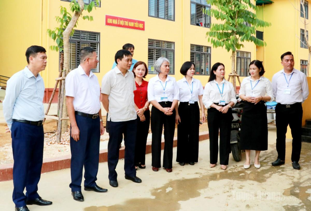 Phó Chủ tịch UBND tỉnh Đỗ Anh Tuấn kiểm tra khuôn viên Trường Phổ thông nội trú Tiểu học và THCS Minh Tân.