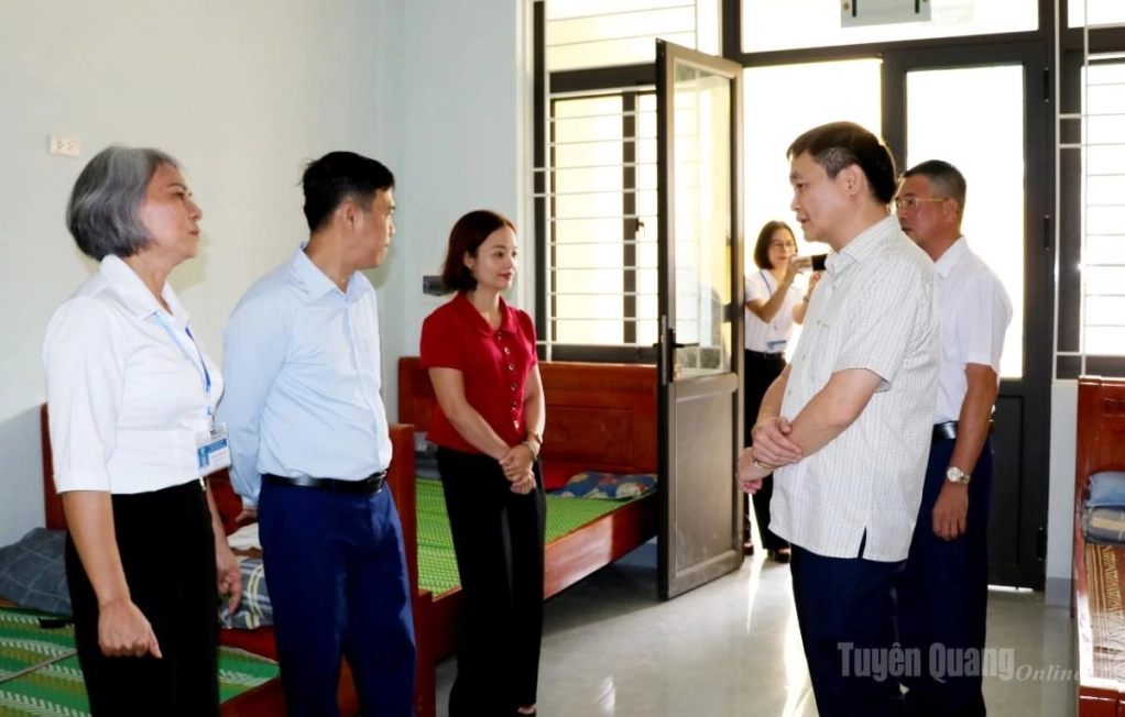 Phó Chủ tịch UBND tỉnh Đỗ Anh Tuấn kiểm tra phòng ở nội trú của học sinh.