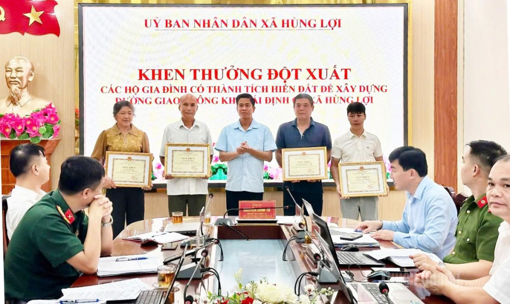 Lãnh đạo UBND xã Hùng Lợi tặng giấy khen cho 6 hộ gia đình thôn Thành Cóoc.
