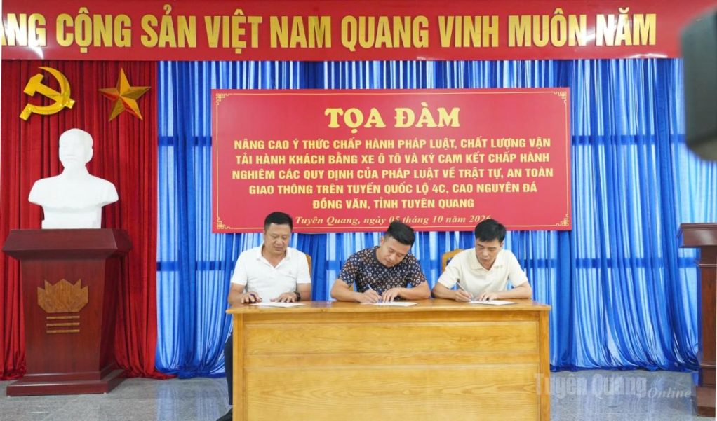 Các đơn vị kinh doanh vận tải, chủ phương tiện và lái xe ký cam kết chấp hành nghiêm quy định về TTATGT.