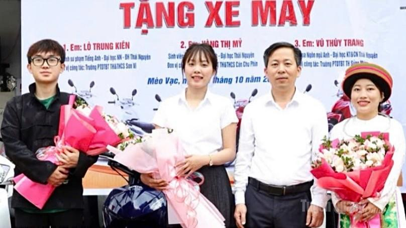 Thay mặt nhà giáo Nguyễn Xuân Khang, lãnh đạo xã Sủng Máng trao xe máy cho 3 giáo viên.
