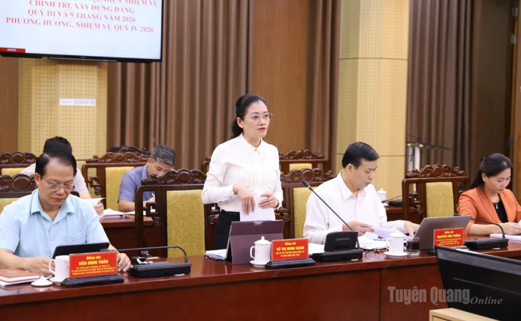 Phó Bí thư chuyên trách Đảng uỷ UBND tỉnh Vũ Thị Minh Hạnh báo cáo công tác lãnh đạo, chỉ đạo quý III, phương hướng nhiệm vụ quý IV năm 2026.