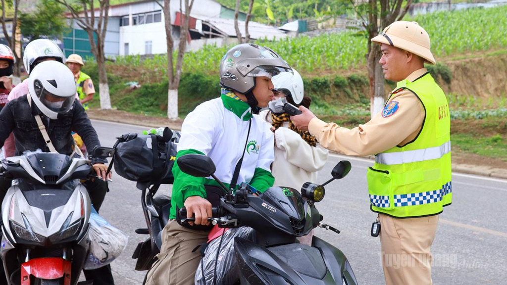 Lực lượng Cảnh sát giao thông tuần tra, kiểm soát trên tuyến đường Cao nguyên đá Đồng Văn.