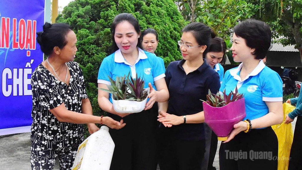 Hội Liên hiệp Phụ nữ tỉnh trao cây xanh hưởng ứng cuộc vận động  “5 không, 3 sạch” tại phường Mỹ Lâm.