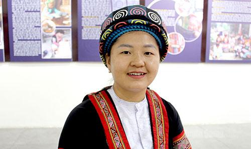 Chị Sùng Thị Dính,  thôn Hợp Tiến, xã Lùng Tám.